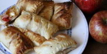 пирожки из слоеного теста с яблоками