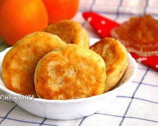 Пирожки на кефире без яиц с домашним яблочным вареньем с корицей