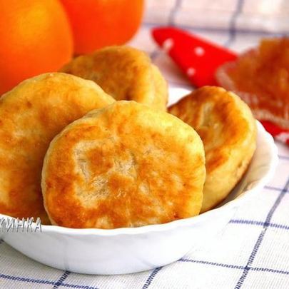 Пирожки на кефире без яиц с домашним яблочным вареньем с корицей