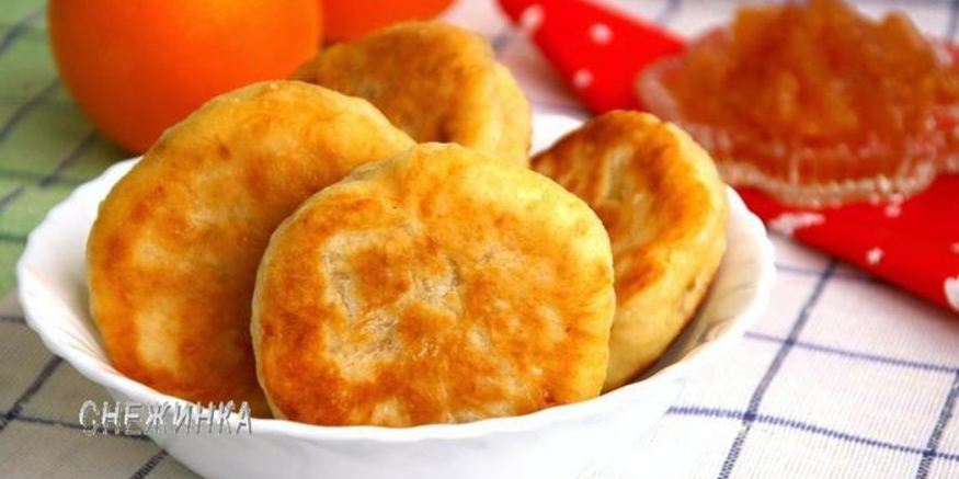 Рецепт пирожков на кефире без яиц с домашним яблочным вареньем с корицей