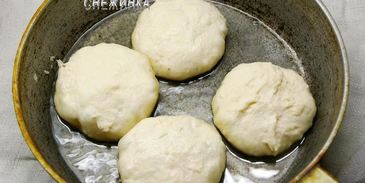 пирожки на кефире без яиц с домашним яблочным вареньем с корицей