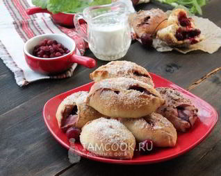 Пирожки на молоке с вишней