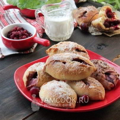 Пирожки на молоке с вишней