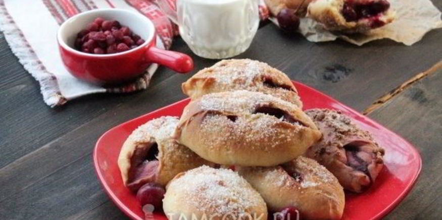 Рецепт пирожков на молоке с вишней