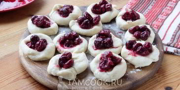 пирожки на молоке с вишней