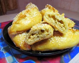 Пирожки с брынзой и зеленью закусочные в духовке