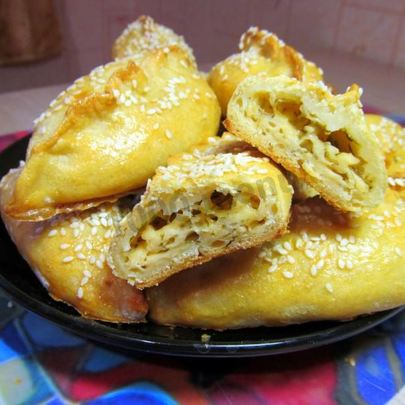 Пирожки с брынзой и зеленью закусочные в духовке