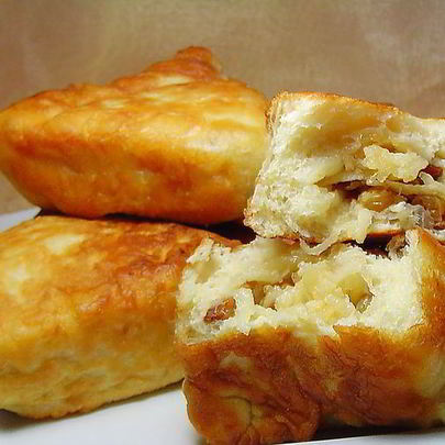 Пирожки с яблоками и изюмом на сковороде