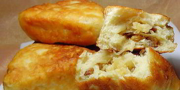 пирожки с яблоками и изюмом на сковороде