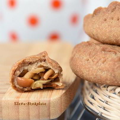 Постные пирожки с маринованными опятами