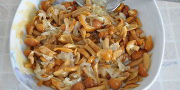 постные пирожки с маринованными опятами