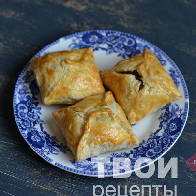 Слоеные пирожки с куриной печенью