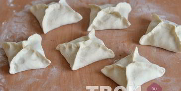 слоеные пирожки с куриной печенью