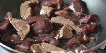 слоеные пирожки с куриной печенью