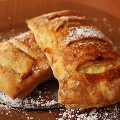 Слоеные пирожки с творогом