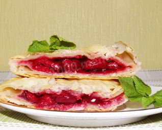 Слоеные пирожки с вишней