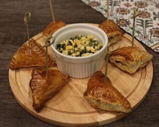 Закусочные пирожки с луком и яйцом