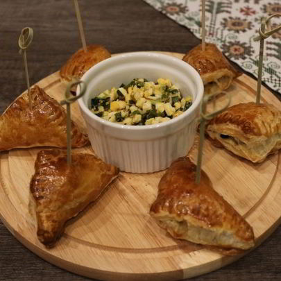 Закусочные пирожки с луком и яйцом