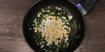 закусочные пирожки с луком и яйцом