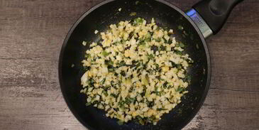 закусочные пирожки с луком и яйцом