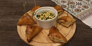 закусочные пирожки с луком и яйцом