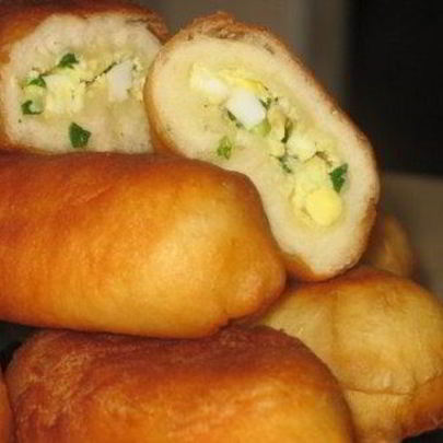 Жареные пирожки с начинкой из зеленого лука и яйца