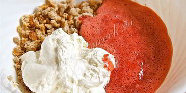 бисквитные пирожные с клубничным кремом