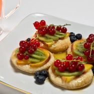 Рецепт Карамельных пирожных с фруктами