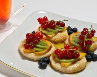 Карамельные пирожные с фруктами