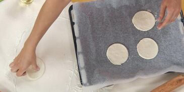 карамельные пирожные с фруктами