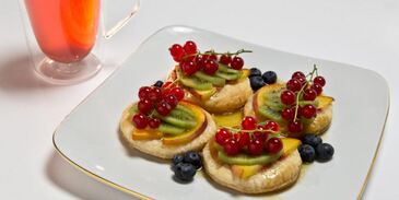 карамельные пирожные с фруктами