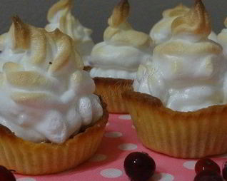 Клюквенные пирожные с меренгой