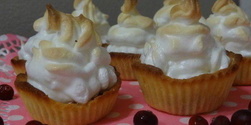 Рецепт клюквенных пирожных с меренгой