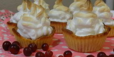 клюквенные пирожные с меренгой