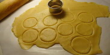 клюквенные пирожные с меренгой