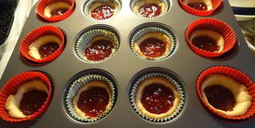 клюквенные пирожные с меренгой