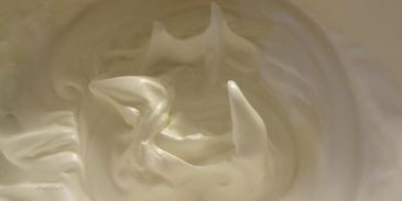 клюквенные пирожные с меренгой