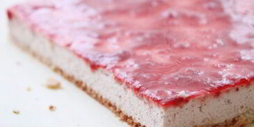 кокосово-клубничное пирожное