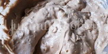 пирожные шоколадное безе с орехами