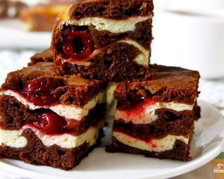 Шоколадный брауни с творогом и вишней