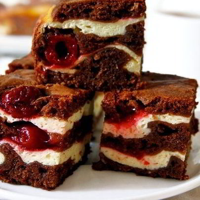 Шоколадный брауни с творогом и вишней