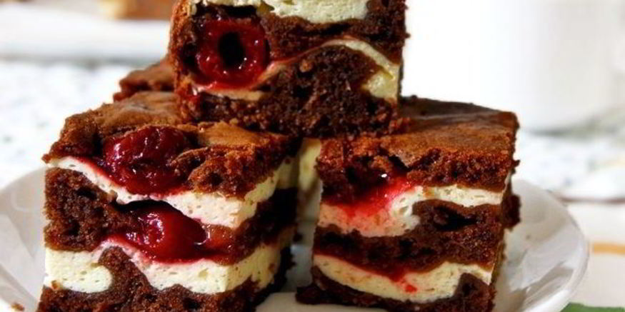 Рецепт шоколадного брауни с творогом и вишней