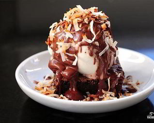 Шоколадные пирожные с теплым шоколадным соусом