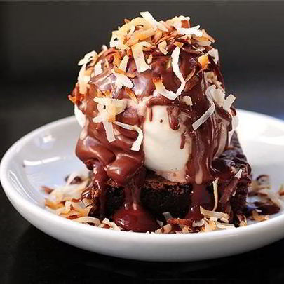 Шоколадные пирожные с теплым шоколадным соусом