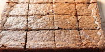 шоколадные пирожные с теплым шоколадным соусом