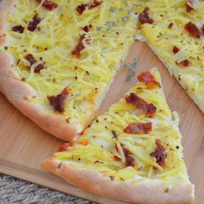 Картофельная пицца с вялеными помидорами