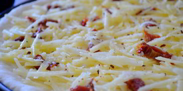 картофельная пицца с вялеными помидорами