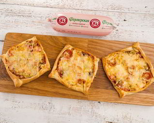 Квадратная пицца с колбасой