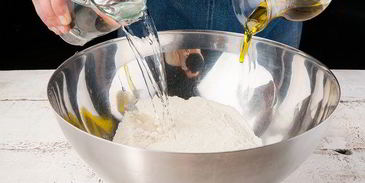 квадратная пицца с колбасой