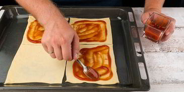 квадратная пицца с колбасой